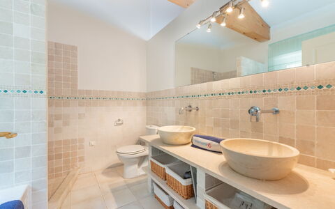 Les Mûres Mûres: Luminaire Plomberie, Robinet, Propriété, Évier, Miroir, Salle De Bains, Bois, Armoire De Toilette, Lavabo, Architecture