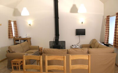 Stable Bothy 100.2: Pièce, Meubles, Design Intérieur, Salon, Propriété, Sol, Parquet, Table, Éclairage, Mur