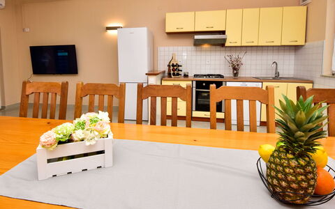 Milka: Table, Propriété, Meubles, Plante, Bâtiment, Orange, Design Intérieur, Jaune