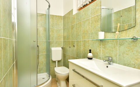 Milka: Miroir, Luminaire Plomberie, Robinet, Évier, Propriété, Lavabo, Bâtiment, Salle De Bains, Violet, Armoire De Toilette