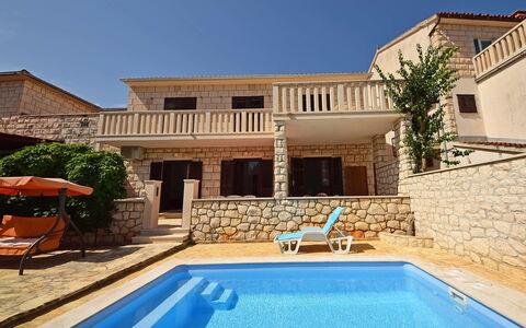 Marija: Ciel, L'Eau, Plante, Bâtiment, Propriété, Meubles, Piscine, Bleu Azur, Ombre, Design Intérieur