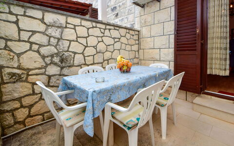 Marija: Table, Meubles, Propriété, Chaise, Bleu Azur, Bois, Tableau De Plein Air, Mobilier De Jardin, Bâtiment, Sol