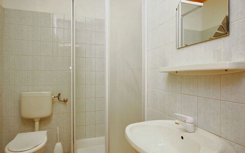 Lago: Salle De Bains, Propriété, Pièce, Tuile, Mur, Luminaire Plomberie, Architecture, Accessoire Salle De Bain, Design Intérieur, Robinet