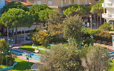 Cattolica 300: Plante, Bâtiment, Jour, Propriété, Vert, Fenêtre, Végétation, Arbre, Architecture, Design Urbain