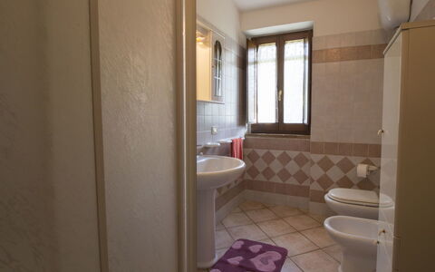 Sunflower: Propriété, Pièce, Salle De Bains, Sol, Tuile, Bâtiment, Design Intérieur, Maison, Immobilier, Architecture