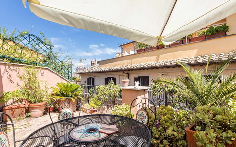 Charming Terrace: Propriété, Immobilier, Bâtiment, Maison, Zone Résidentielle, Domicile, Arrière-Cour, Toit, Vacances, Cour