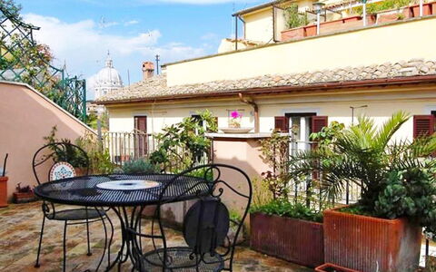 Charming Terrace: Propriété, Bâtiment, Maison, Immobilier, Domicile, Patio, Cour, Balcon, Appartement, Pièce
