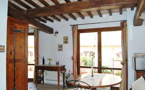 Charming Terrace: Pièce, Propriété, Bâtiment, Plafond, Meubles, Faisceau, Maison, Design Intérieur, Architecture, Table