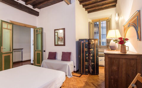 Navona: Pièce, Meubles, Propriété, Chambre, Plafond, Lit, Bâtiment, Design Intérieur, Drap De Lit, Cadre De Lit