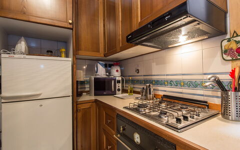Navona: Cabinetry, Comptoir, Propriété, Meubles, Appareil De Cuisine, Gaz Poele, Cuisinière, Cuisine, Électroménager, Bois