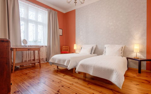 Chopina: Design Intérieur, Sol, Sol, Mur, Chambre, Lit, Bois, Drap De Lit, Meubles, Literie