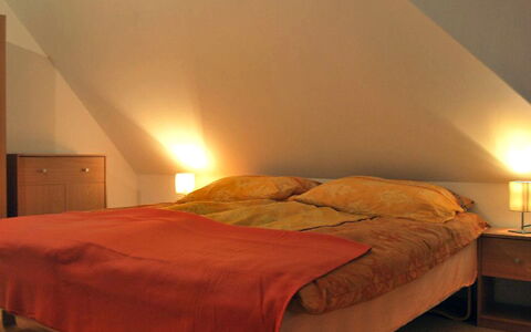 Borowikowa: Chambre, Lit, Meubles, Drap De Lit, Pièce, Literie, Propriété, Cadre De Lit, Mur, Matelas