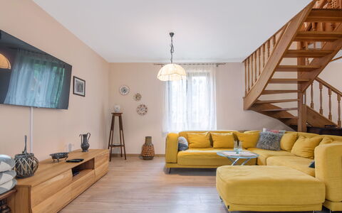 Borowikowa: Meubles, Design Intérieur, Canapé, Sol, Sol, Mur, Salon, Parquet, Bois, Pièce