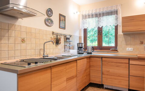 Borowikowa: Cuisine, Appareil De Cuisine, Cabinetry, Comptoir, Bois, Principaux Appliance, Design Intérieur, Sol, Evier, Électroménager