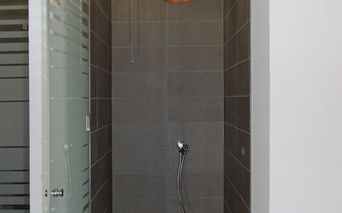 Leukerbad 200: Salle De Bains, Design Intérieur, Sol, Sol, Plomberie, Composite, Luminaire Plomberie, Douche