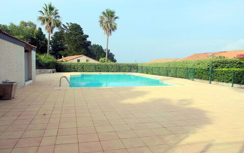 Domaine des Vignes: L'Eau, Plante, Ciel, Bâtiment, Bleu Azur, Arbre, Ombre, Piscine, Arecales, Loisir