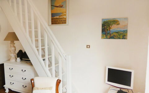 Domaine des Vignes: Pièce, Propriété, Escaliers, Meubles, Mur, Maison, Design Intérieur, Bâtiment, Chambre, Sol