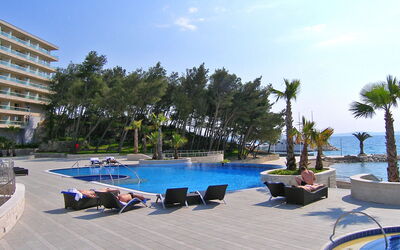 Podstrana 105: Propriété, Recours, Piscine, Vacances, Immobilier, Ciel, Mobilier De Jardin, Palmier, Balancelle, Arbre