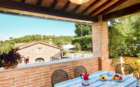 Città della Pieve 300: Table, Plante, Meubles, Parapluie, Bâtiment, Tableau De Plein Air, Mobilier De Jardin, Ombre, Arbre, Chaise
