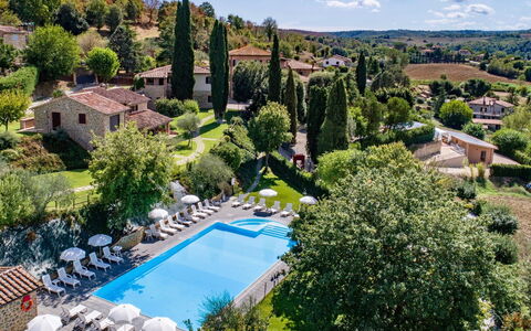 Città della Pieve 300: Nuage, Plante, L'Eau, Ciel, Propriété, Arbre, Bleu Azur, Bâtiment, Botanique, Piscine