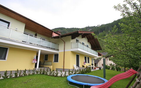 Rosi: Ciel, Plante, Bâtiment, Propriété, Fenêtre, Nuage, Lot Terre, Arbre, Maison, Chalet