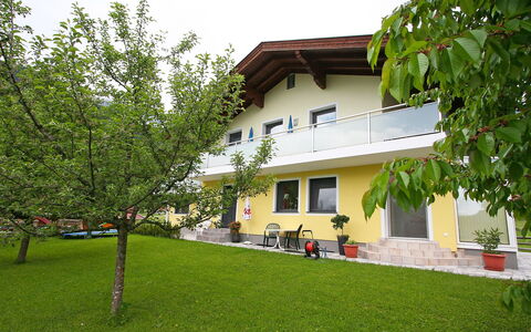 Rosi: Plante, Bâtiment, Ciel, Fenêtre, Maison, Arbre, Lot Terre, Design Urbain, Herbe, Loisir