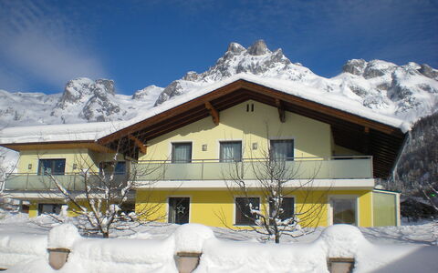 Rosi: Nuage, Ciel, Neige, Montagne, Fenêtre, Propriété, Bâtiment, Pente, Maison, Gelé