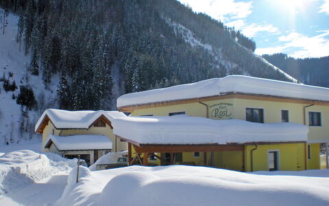 Rosi: Ciel, Neige, Montagne, Bâtiment, Nuage, Fenêtre, Pente, Arbre, Maison, Gelé