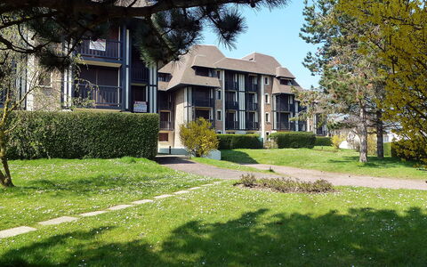 Le Garden Fleuri: Plante, Propriété, Bâtiment, Fenêtre, Ciel, Arbre, Ombre, Lot Terre, Maison, Végétation