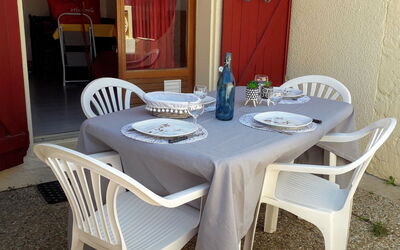 Le Barcarès 165: Table, Meubles, Vaisselle, Propriété, Chaise, Blanc, Bouteille, Bâtiment, Textile, Porte