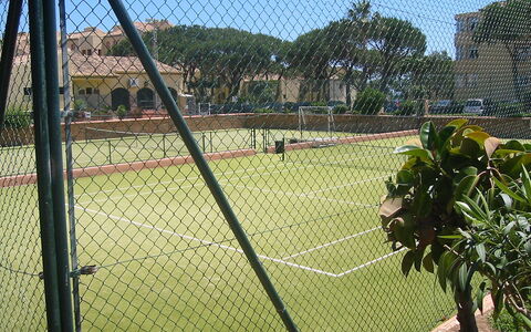 Dona Lola: Net, -Link Escrime Chain, Complexe Sportif, Herbe, Arbre, Ciel, Court De Tennis, Des Loisirs, Plante, Clôture