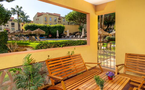 Dona Lola: Plante, Propriété, Meubles, Bâtiment, Mobilier De Jardin, Ombre, Ciel, Bois, Design Intérieur, Herbe
