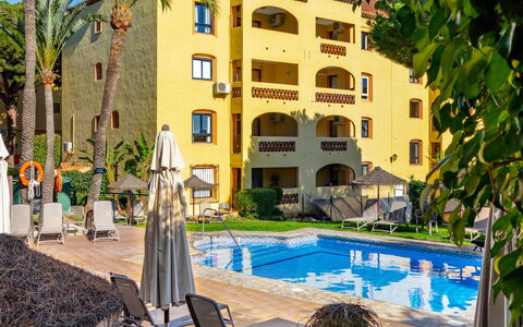 Dona Lola: L'Eau, Bâtiment, Plante, Propriété, Bleu Azur, Piscine, Fenêtre, Arbre, Éclairage, Architecture