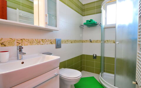 Vodice Tribunj 104: Salle De Bains, Propriété, Vert, Pièce, Design Intérieur, Tuile, Architecture, Bâtiment, Baignoire, Immobilier