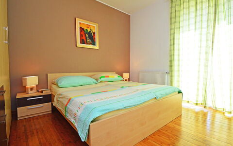 Vodice Tribunj 104: Chambre, Lit, Meubles, Pièce, Drap De Lit, Propriété, Mur, Matelas, Cadre De Lit, Design Intérieur