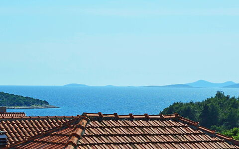 Vodice Tribunj 104: Toit, Ciel, Architecture, Station De Montagne, Arbre, Colline, Zone Rurale, Lumière Du Soleil, Nuage, Tourisme