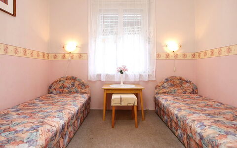 Verde: Chambre, Lit, Pièce, Meubles, Drap De Lit, Propriété, Literie, Cadre De Lit, Sol, Design Intérieur