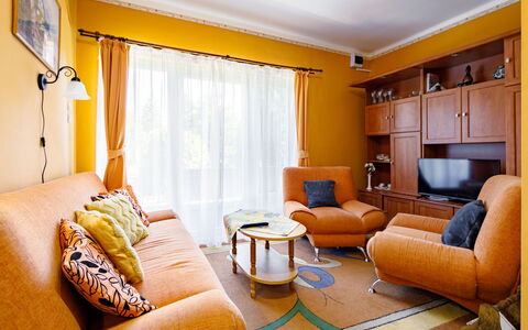 Verde: Meubles, Propriété, Canapé, Confort, Bâtiment, Table, Orange, Design Intérieur, Salon, Bois