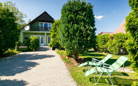 Verde: Plante, Ciel, Bâtiment, Vert, Arbre, Nuage, Paysage Naturel, Ombre, Chaise, Lot Terre