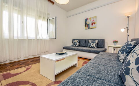 Ankica: Meubles, Propriété, Cadre, Confort, Fenêtre, Canapé, Table, Télévision, Bois, Design Intérieur