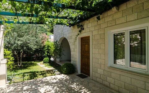Trstenik Dingač 301: Plante, Bâtiment, Fenêtre, Ombre, Végétation, Lot Terre, Surface De La Route, Herbe, Mur, Chalet