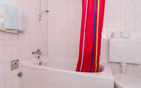 Trstenik Dingač 301: Salle De Bains, Pièce, Propriété, Rouge, Tuile, Architecture, Mur, Robinet, Design Intérieur, Baignoire