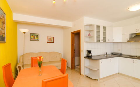 Trstenik Dingač 301: Pièce, Propriété, Meubles, Design Intérieur, Jaune, Bâtiment, Sol, Maison, Immobilier, Plafond