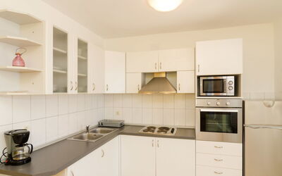 Plavac Mali 301.1: Propriété, Pièce, Cuisine, Cabinetry, Meubles, Comptoir, Design Intérieur, Immobilier, Jaune, Bâtiment