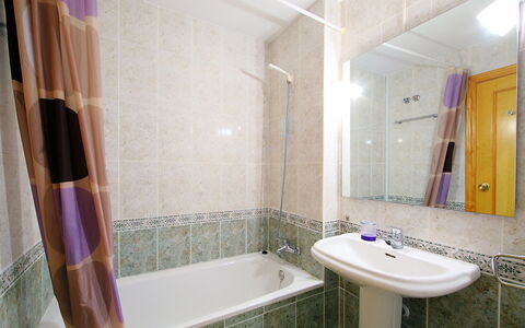 Cabo Mar: Salle De Bains, Propriété, Pièce, Violet, Tuile, Design Intérieur, Mur, Immobilier, Maison, Architecture