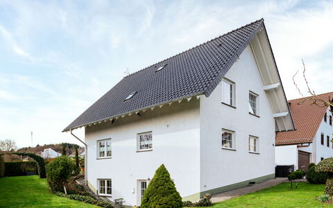 Kiefernweg: Nuage, Plante, Ciel, Bâtiment, Fenêtre, Maison, Lot Terre, Herbe, Arbre, Chalet