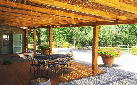 San Donato: Bois, Sol, Meubles, Ombre, Sol, Tache De Bois, Dur, Structure En Plein Air, Faisceau, Jardin