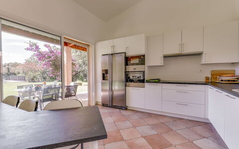 Cassou: Cabinetry, Comptoir, Meubles, Bâtiment, Appareil De Cuisine, Cuisinière, Bois, Cuisine, Plante, Design Intérieur