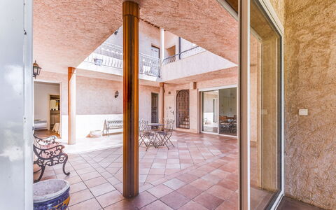 Cassou: Propriété, Fenêtre, Design Intérieur, Bois, Canapé, Bâtiment, Sol, Sol
