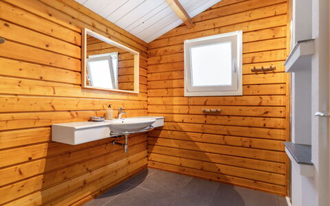 Rusthoeve 14: Fenêtre, Propriété, Robinet, Bâtiment, Luminaire Plomberie, Miroir, Bois, Design Intérieur, Salle De Bains